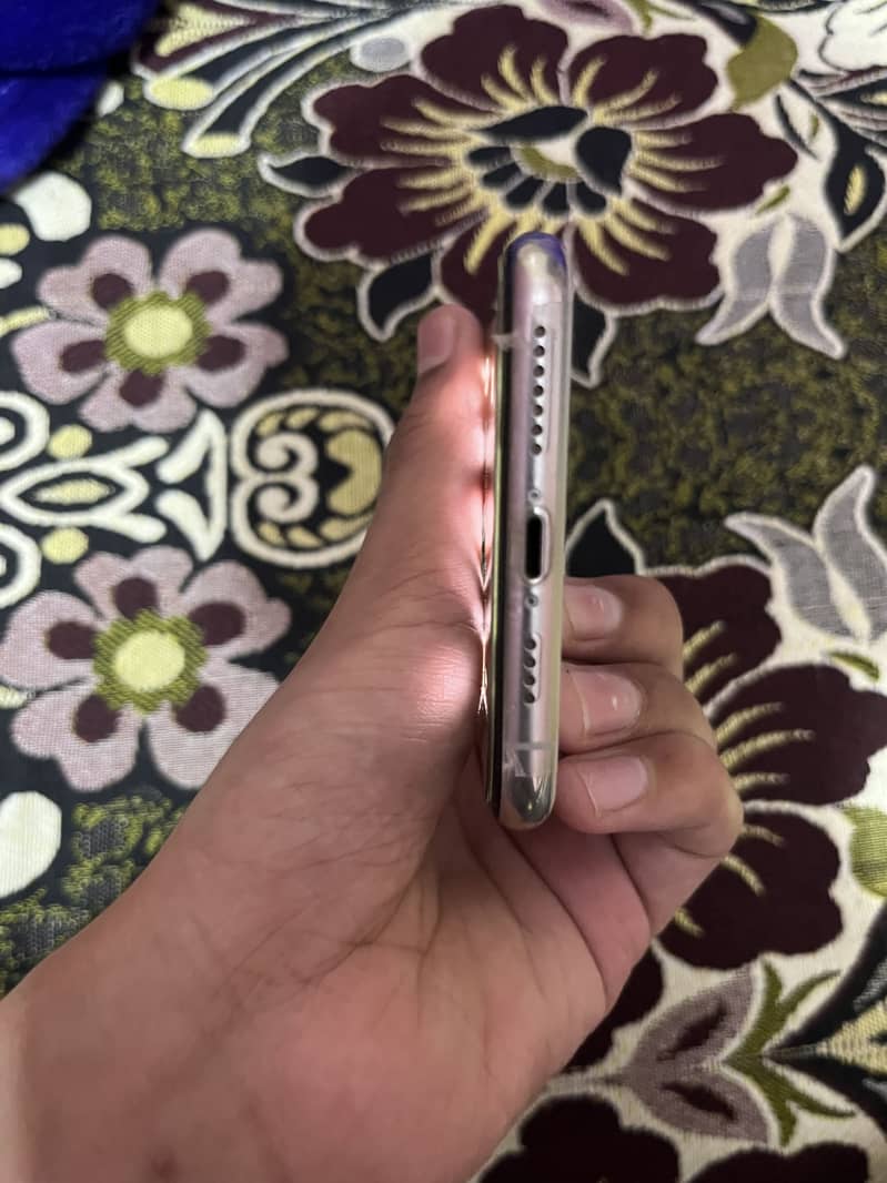 Apple iPhone 11 Pro Max 4