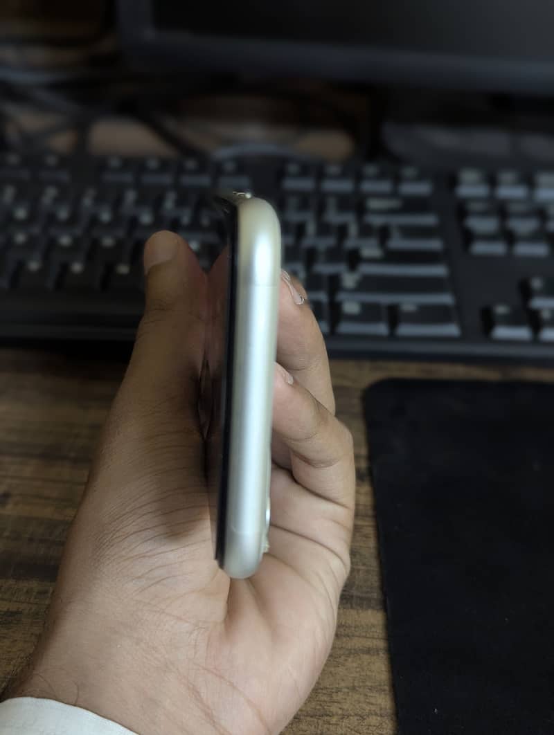 Apple iPhone 11 4