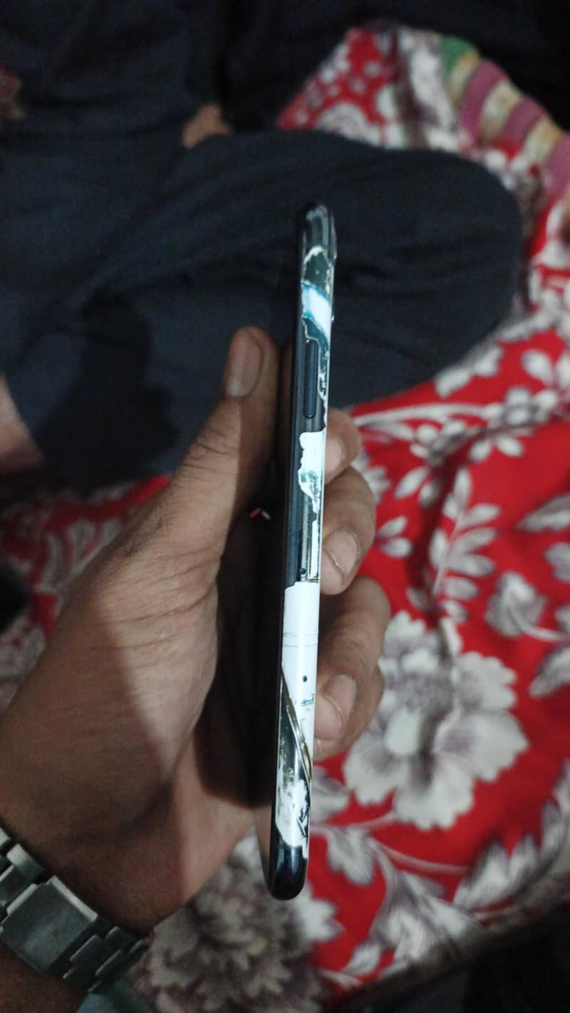 Apple iPhone 11 Pro Max 4