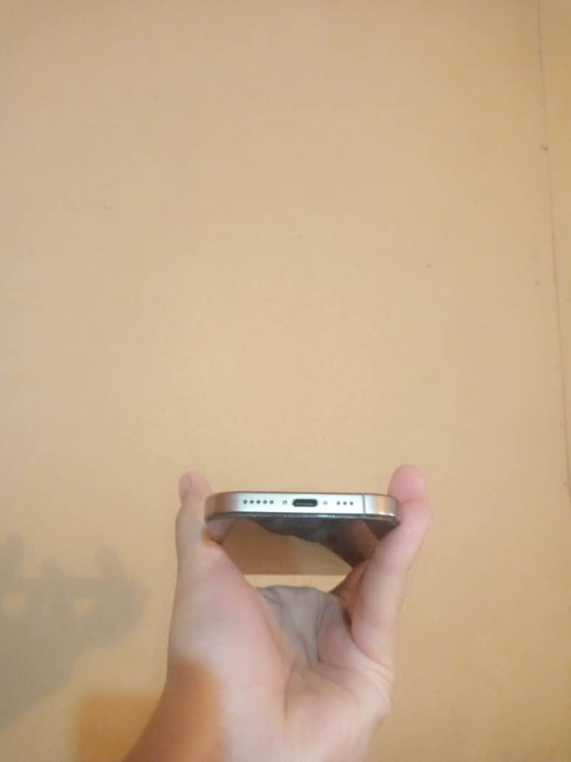 Apple iPhone 16 Pro 1
