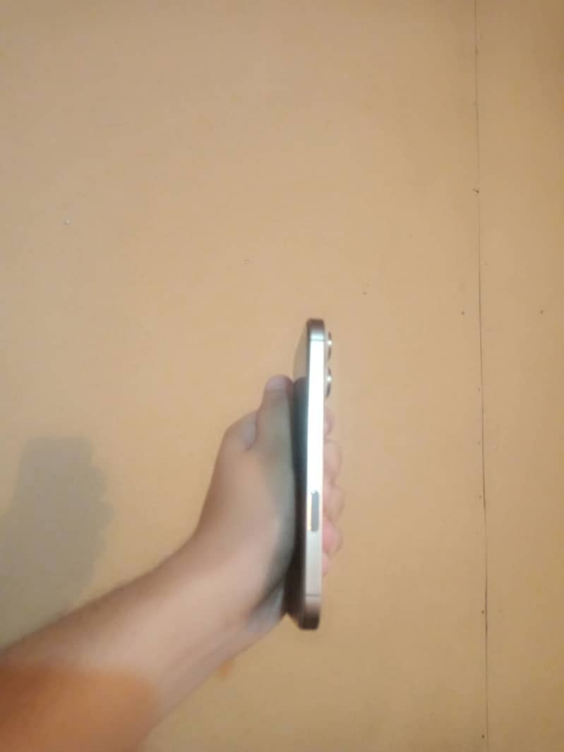 Apple iPhone 16 Pro 3