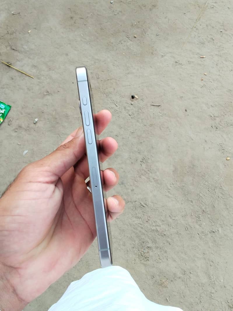 Apple iPhone 15 Pro Max 3