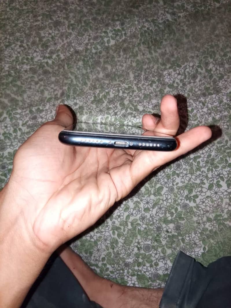 Apple iPhone XR 4