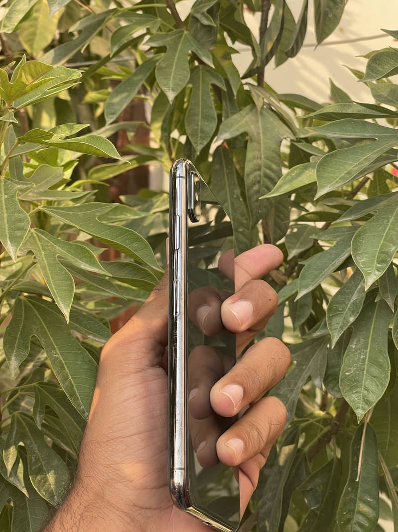 Apple iPhone XS Max 4
