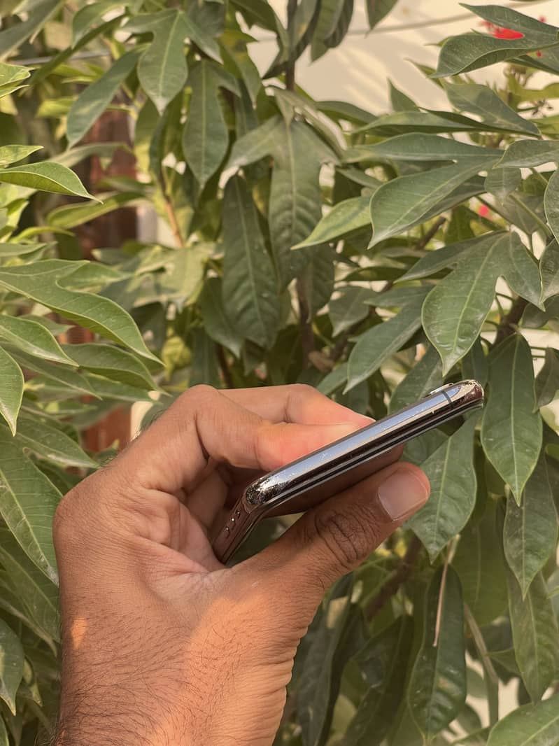 Apple iPhone XS Max 5