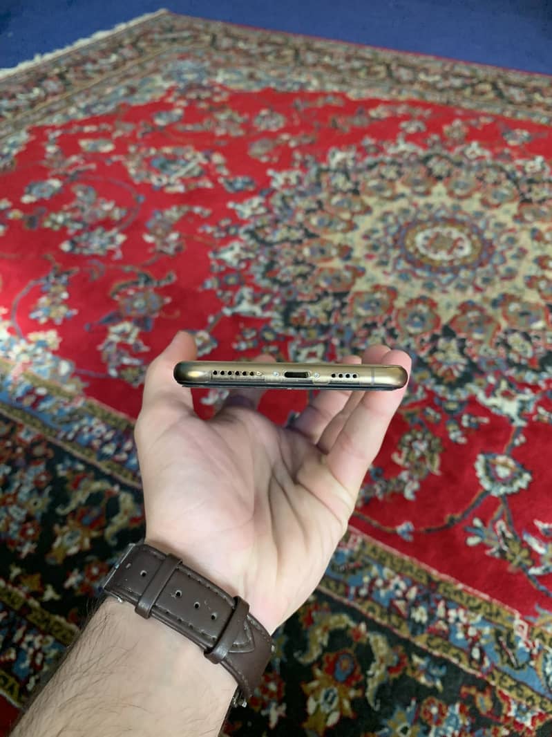Apple iPhone XS Max 5
