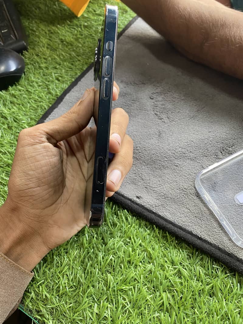 Apple iPhone 13 8