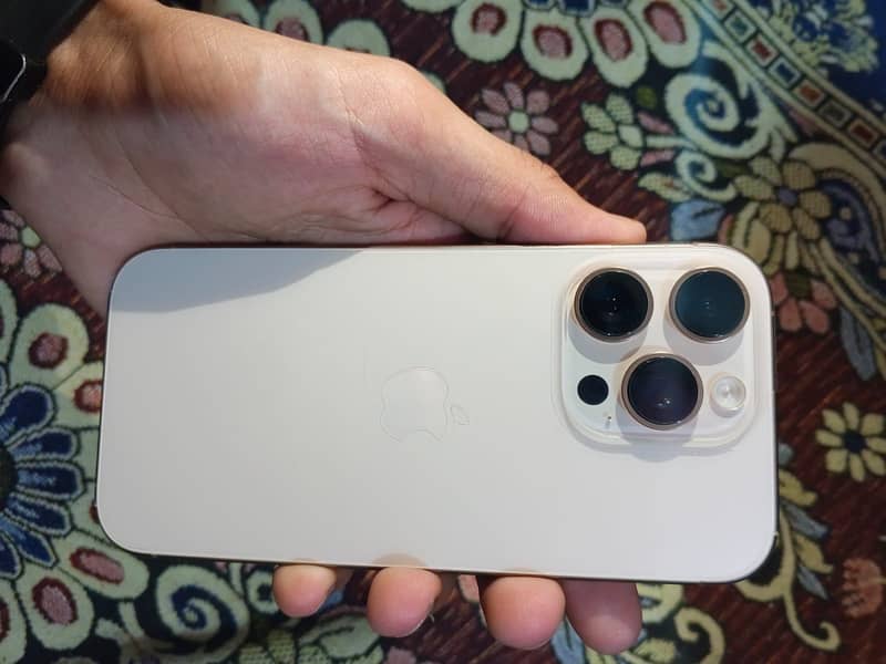 Apple iPhone 16 Pro 1