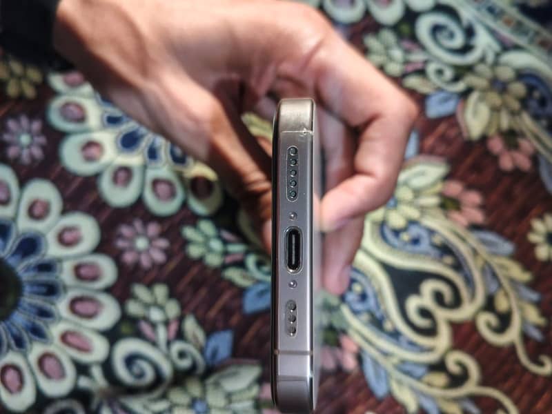 Apple iPhone 16 Pro 2