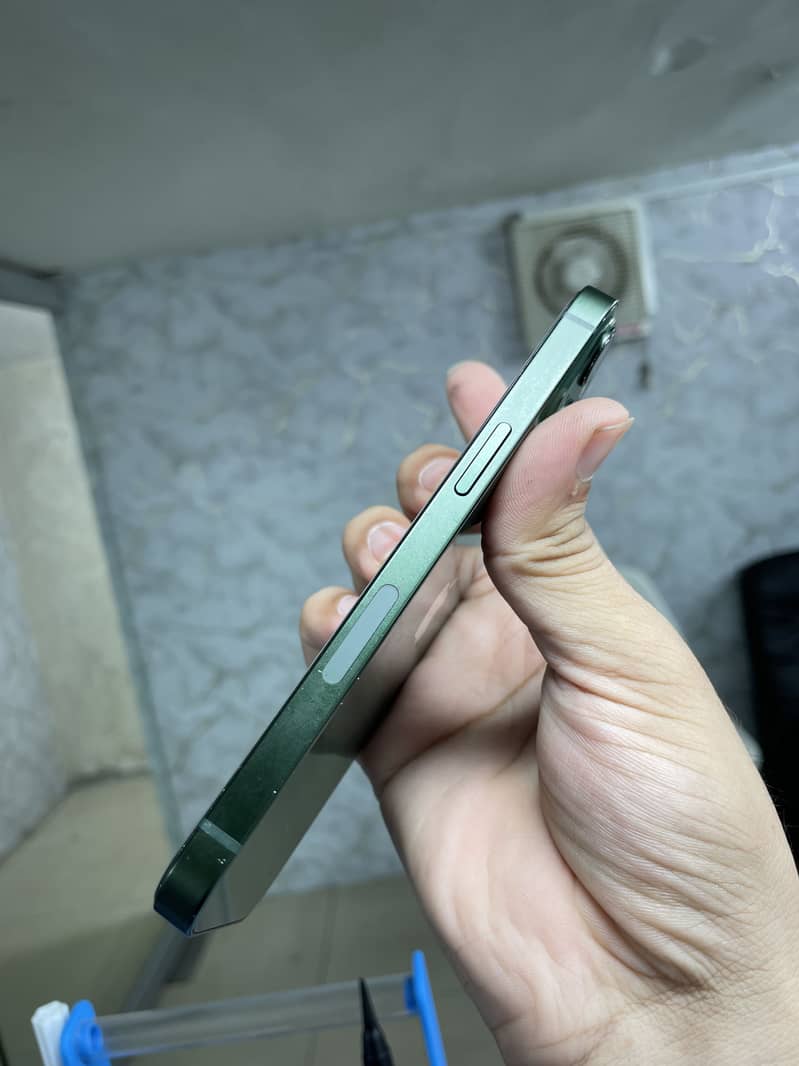 Apple iPhone 13 0