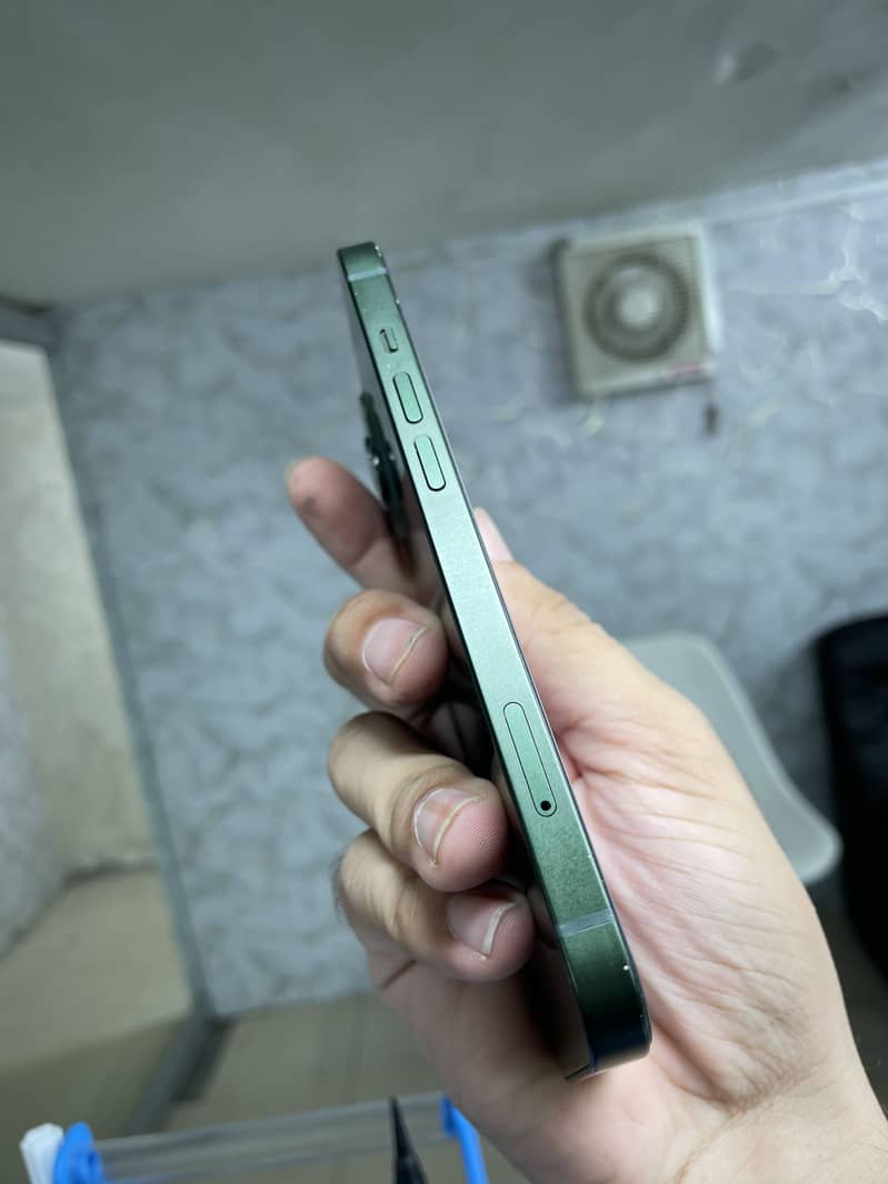Apple iPhone 13 4