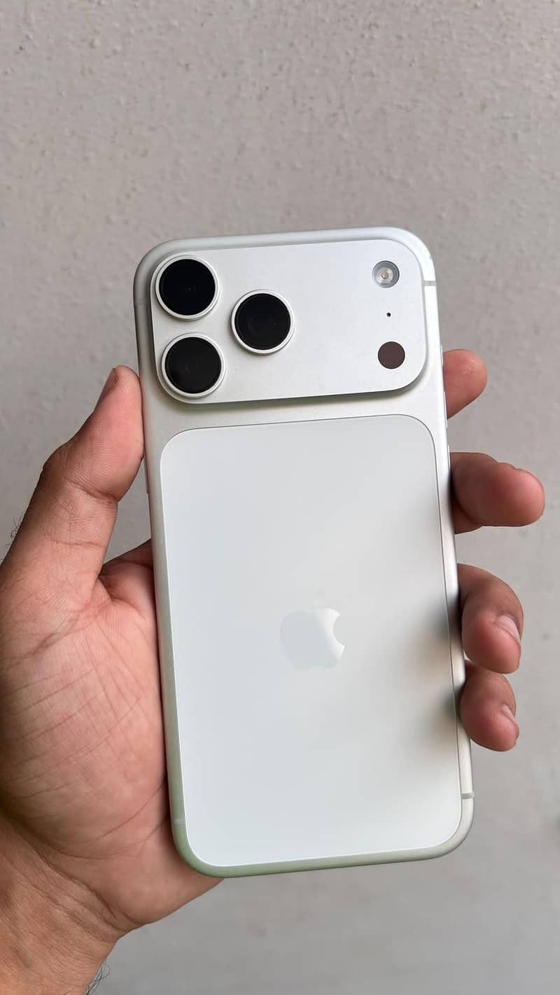 Apple iPhone 17 Pro Max 4