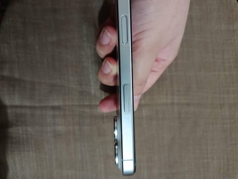 Apple iPhone 16 Pro JV 4