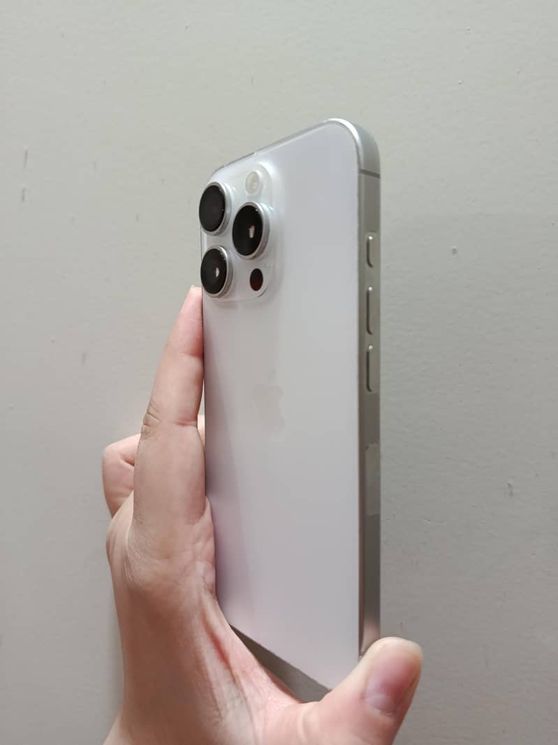 Apple iPhone 16 Pro JV 5