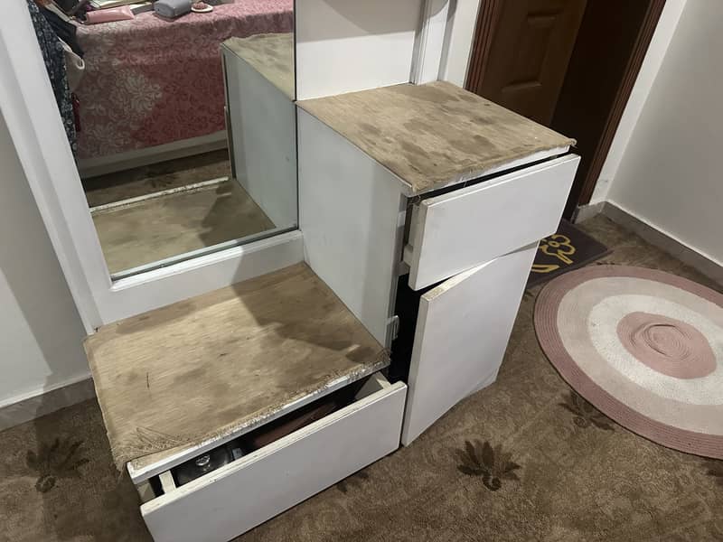 White Dressing table/vanity 1