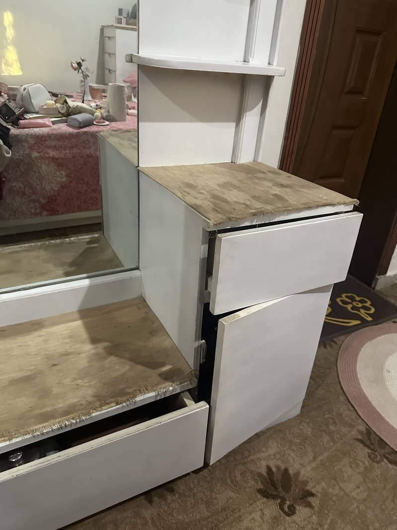 White Dressing table/vanity 2