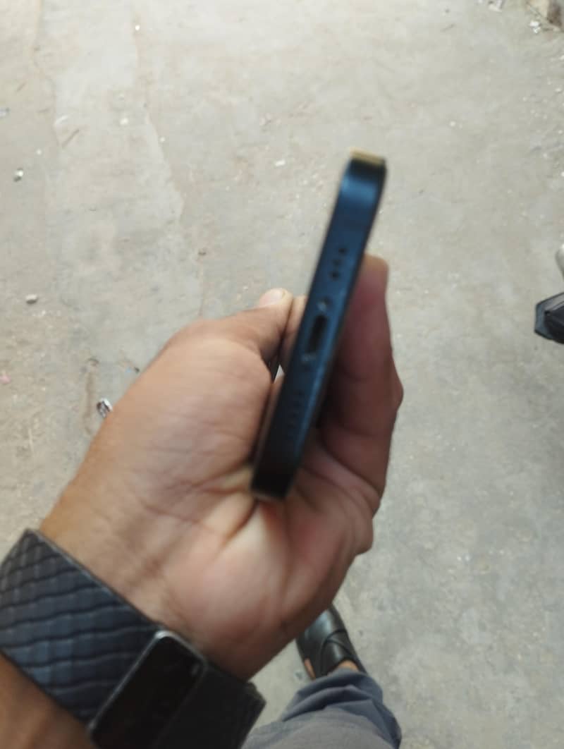 Apple iPhone 13 4