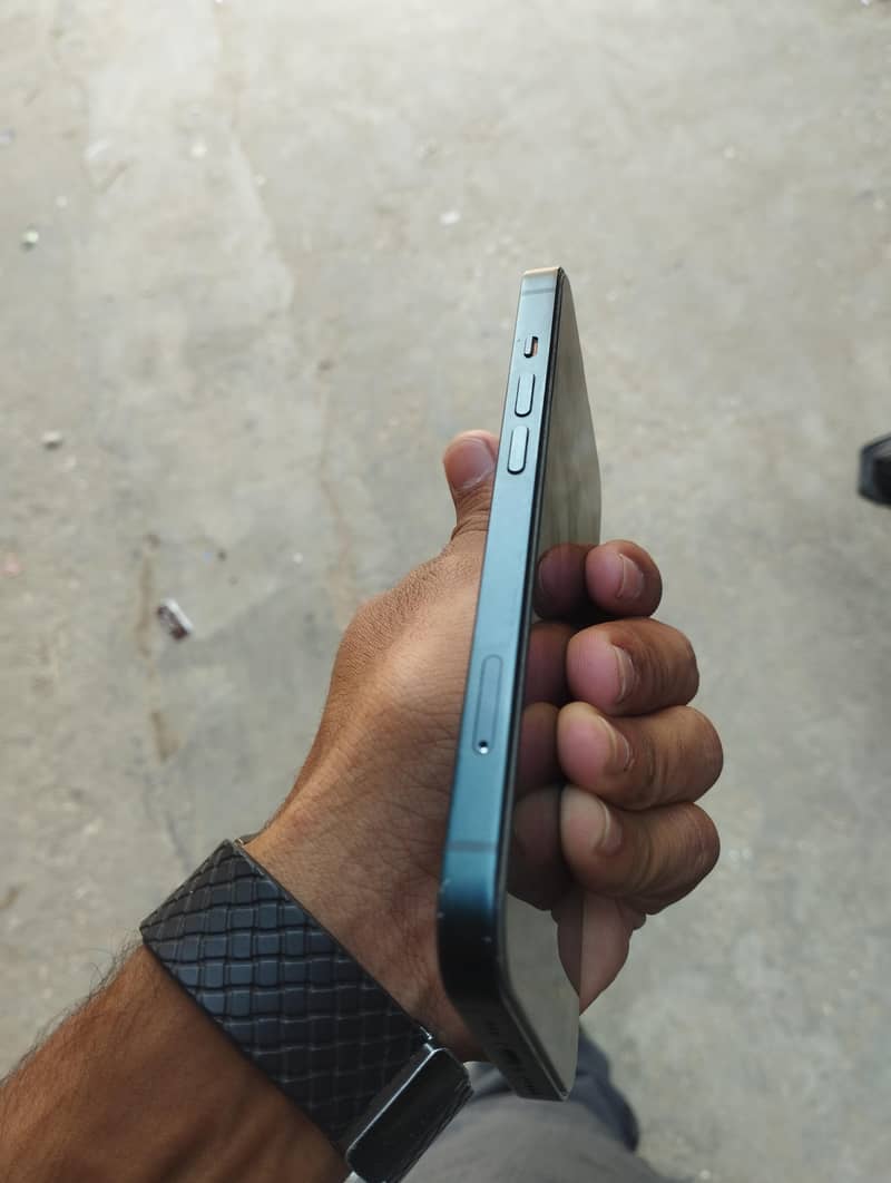 Apple iPhone 13 5