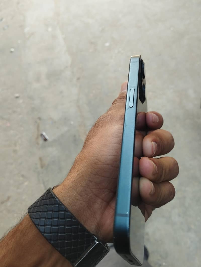 Apple iPhone 13 6