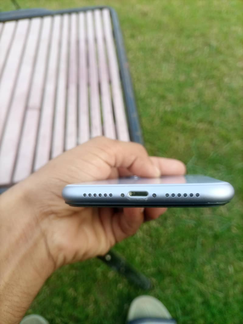 Apple iPhone 11 4