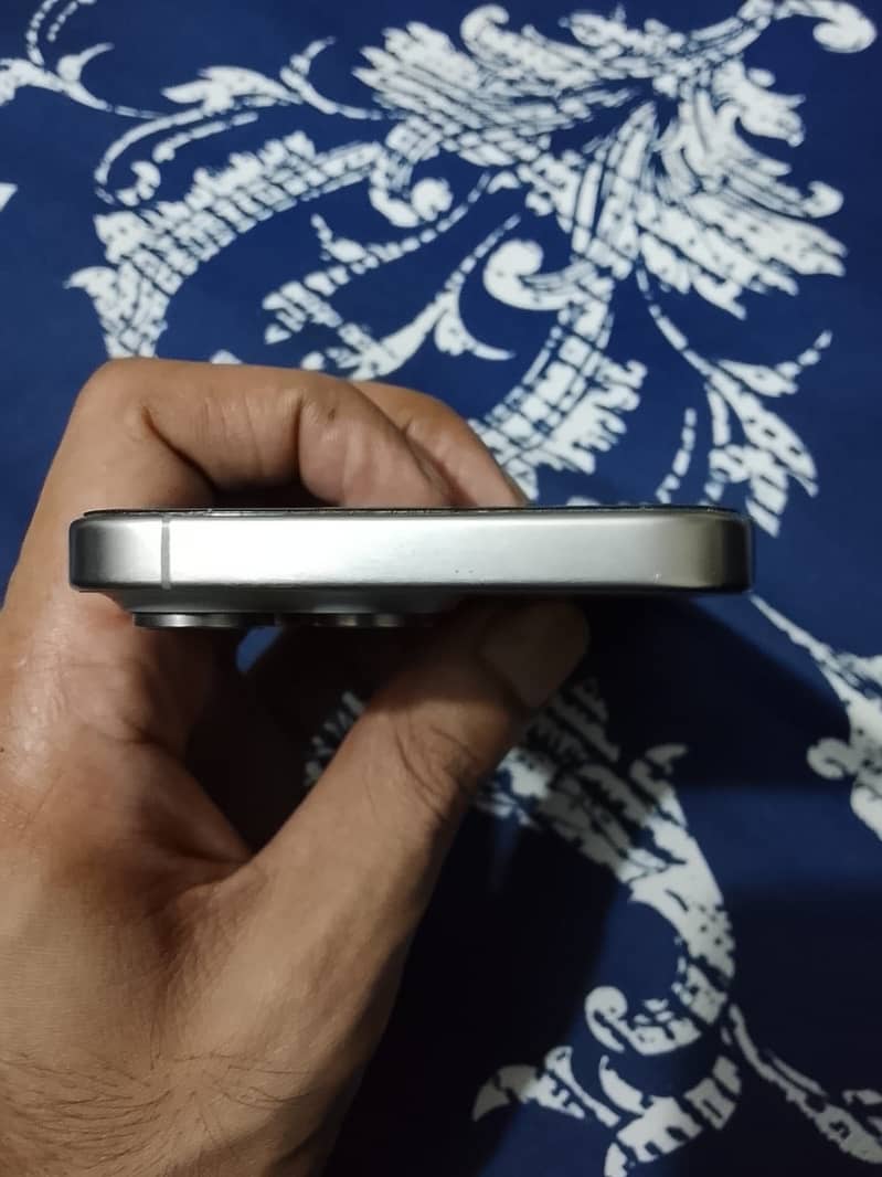 Apple iPhone 15 Pro Max 3