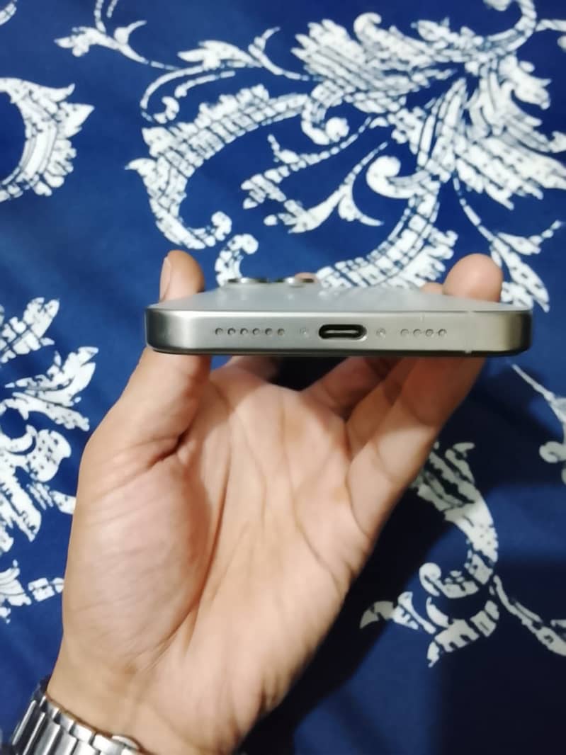 Apple iPhone 15 Pro Max 4