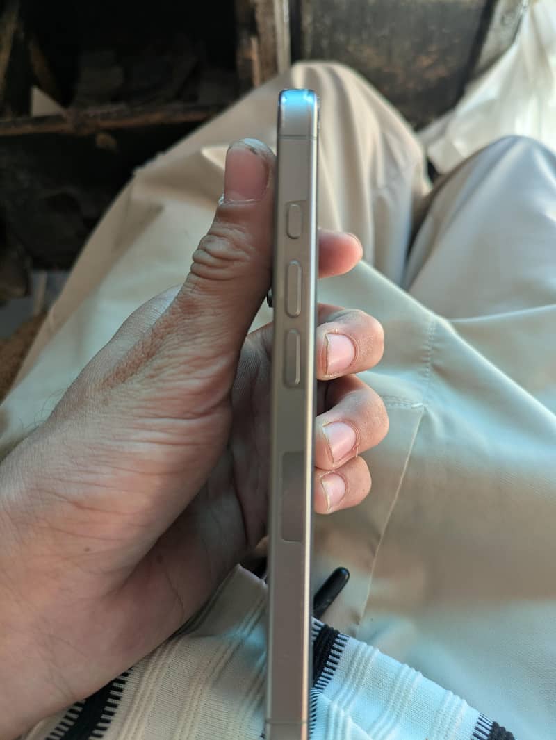 Apple iPhone 16 Pro 1