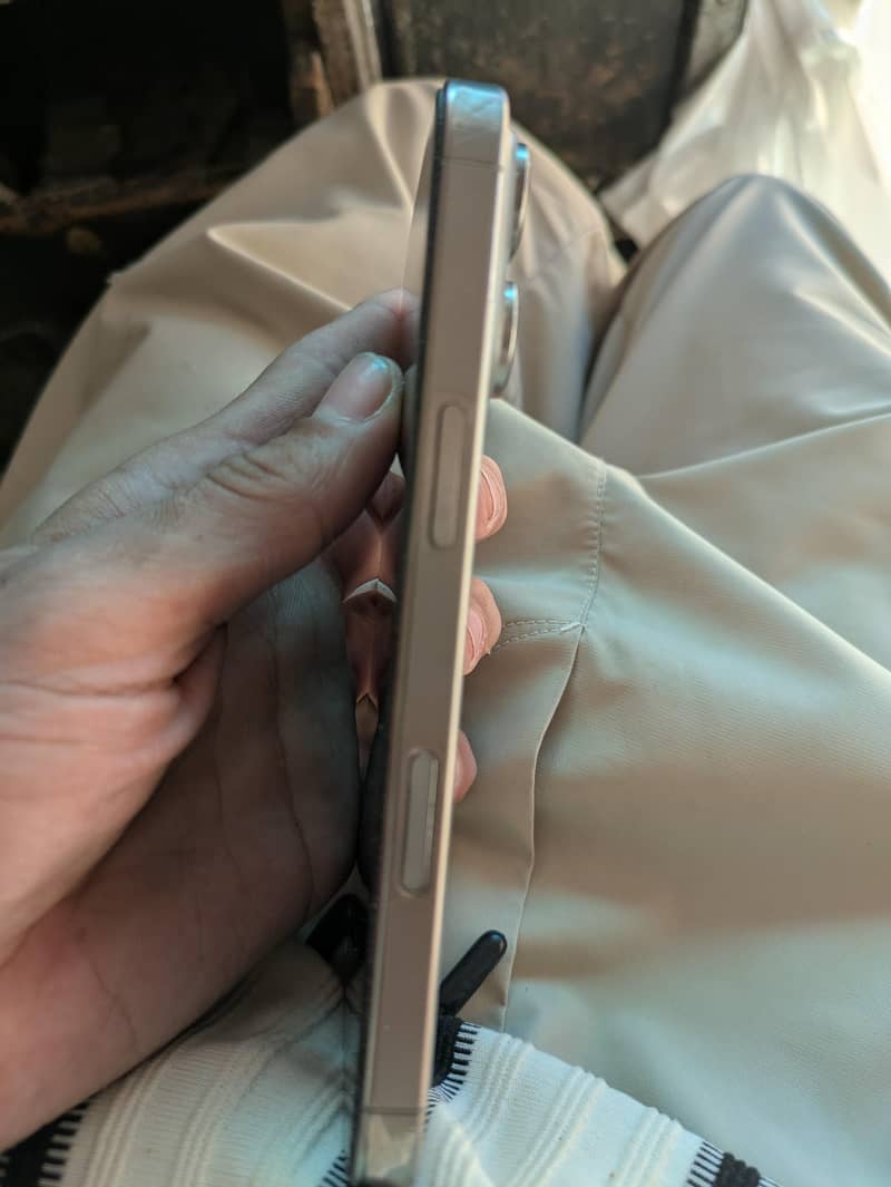 Apple iPhone 16 Pro 3