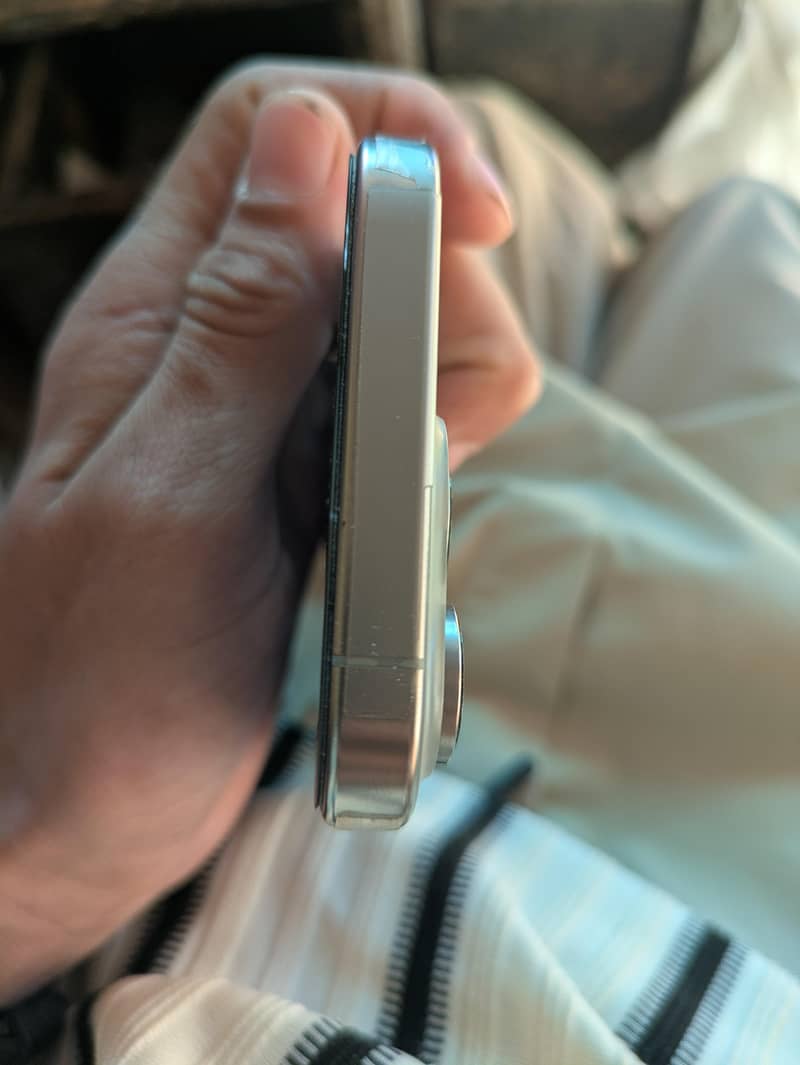 Apple iPhone 16 Pro 4