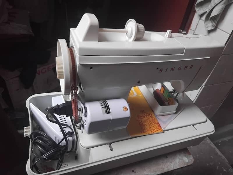 singer sewing Machine 1301 1