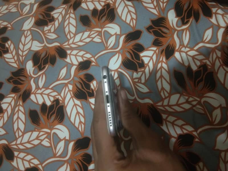 Apple iPhone 6S 4
