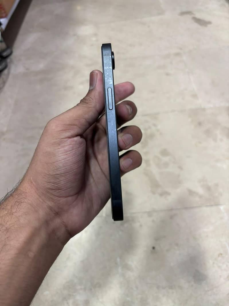 Apple iPhone 16e 2