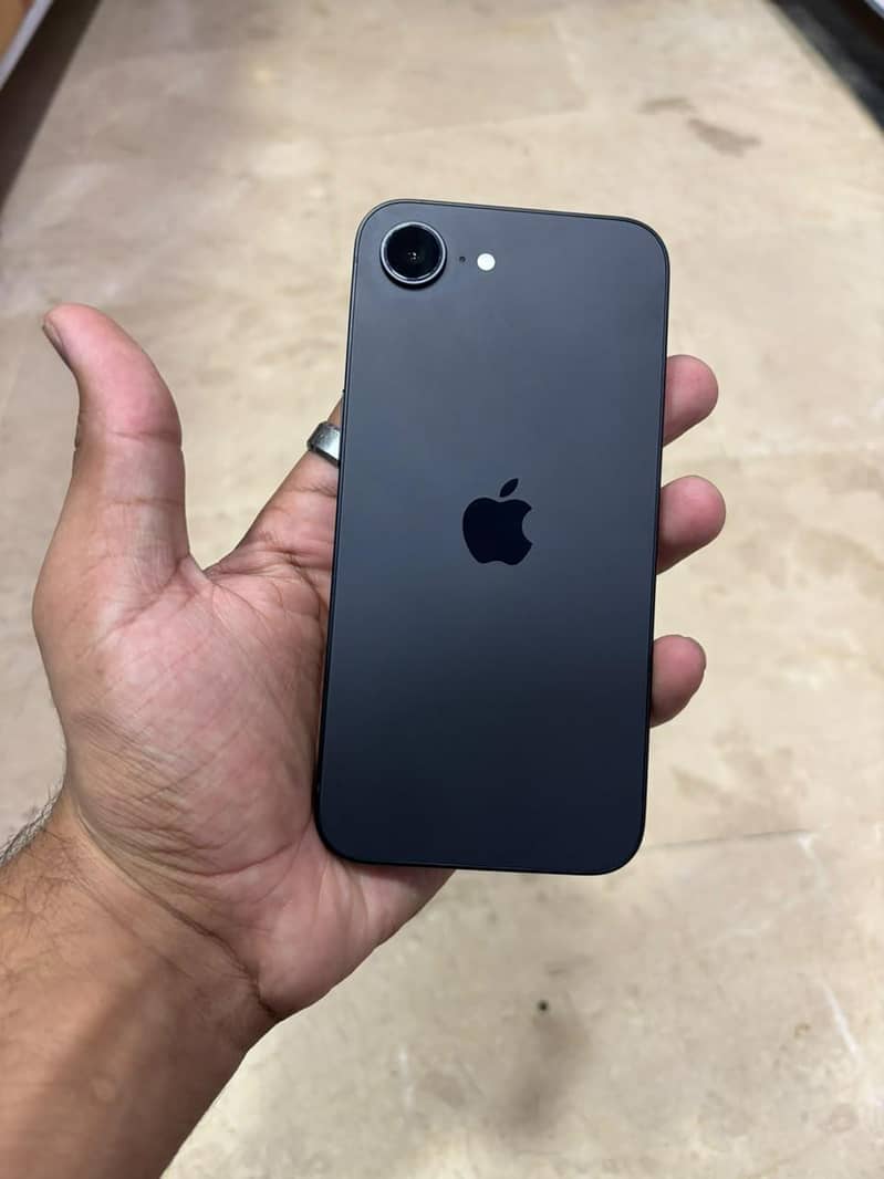 Apple iPhone 16e 3