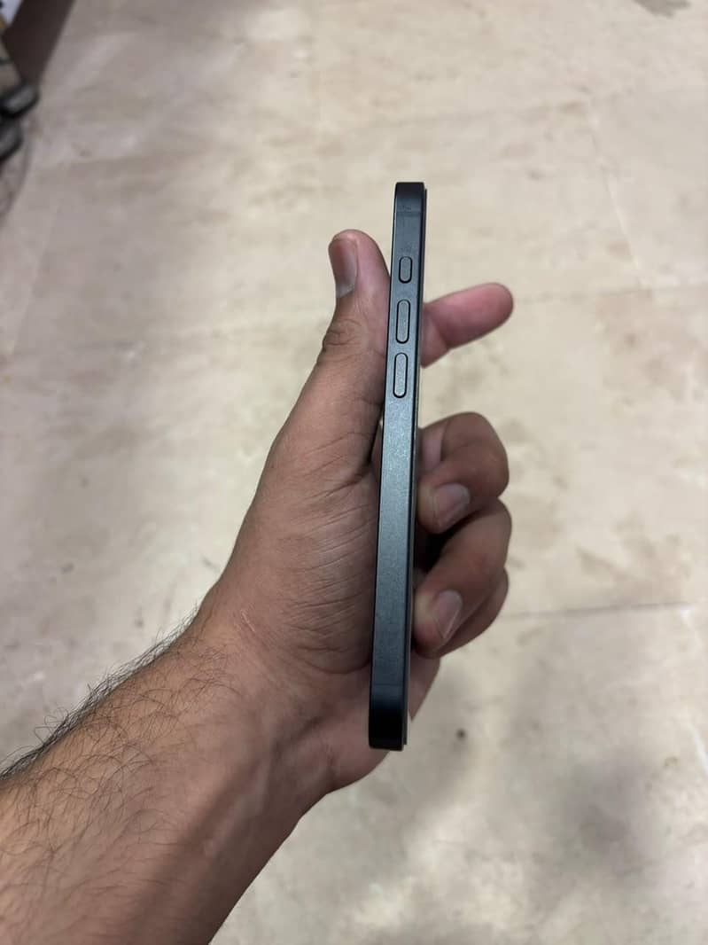 Apple iPhone 16e 4