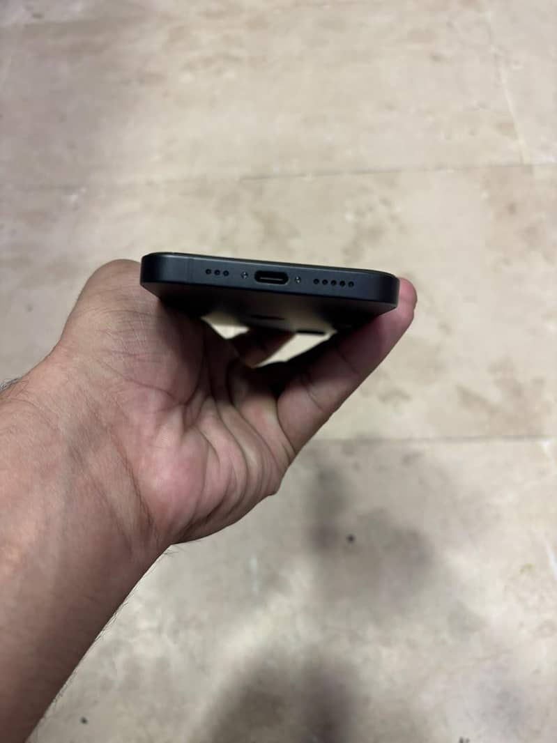 Apple iPhone 16e 5