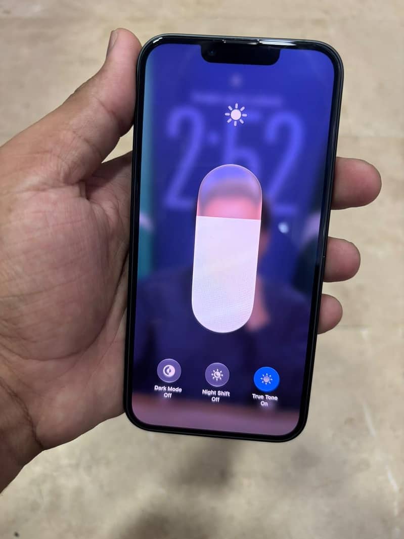Apple iPhone 16e 6