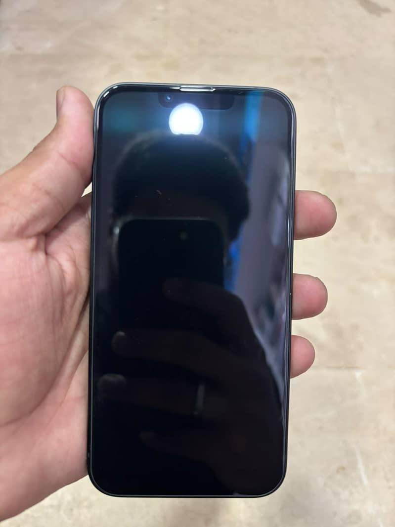 Apple iPhone 16e 7