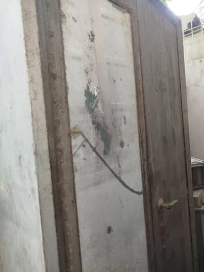 Almari Wardrobe buht wazni or mazbot hy urgent sale