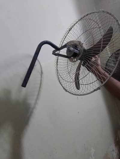 Bracket fan