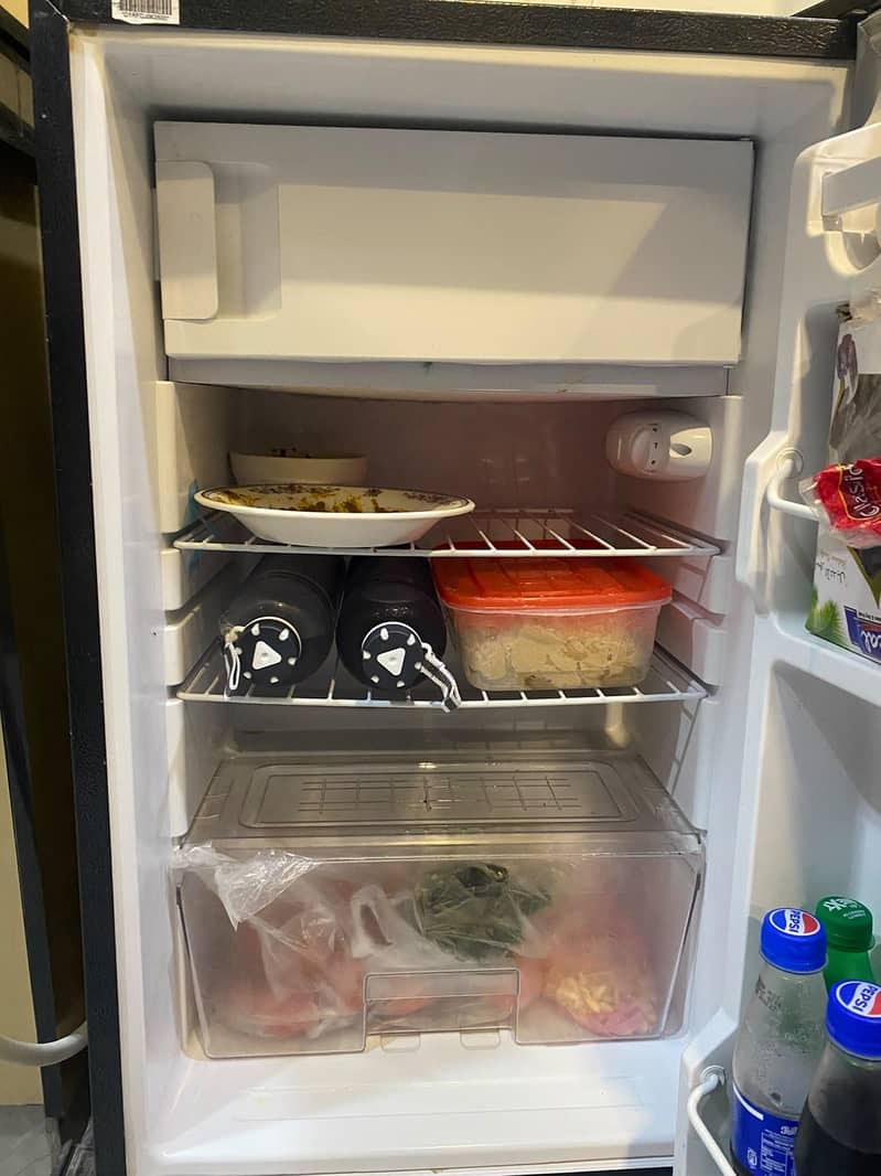 Dawlance mini fridge 0