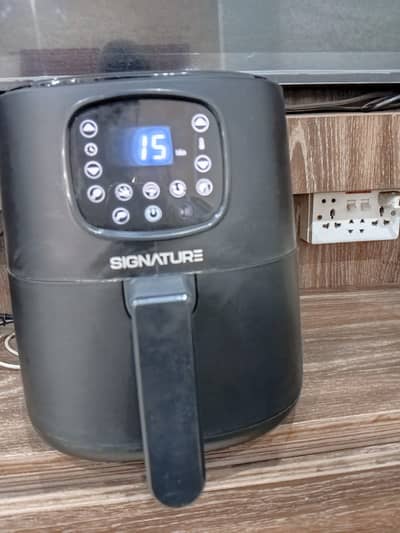 Signature Smart Air Fryer 4500X for sale in good working condition.
