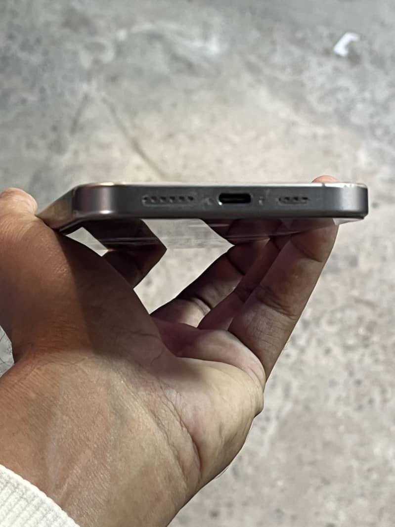 Apple iPhone 15 Pro Max 4