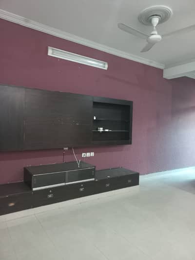 E11/2upper portion for rent prime loction