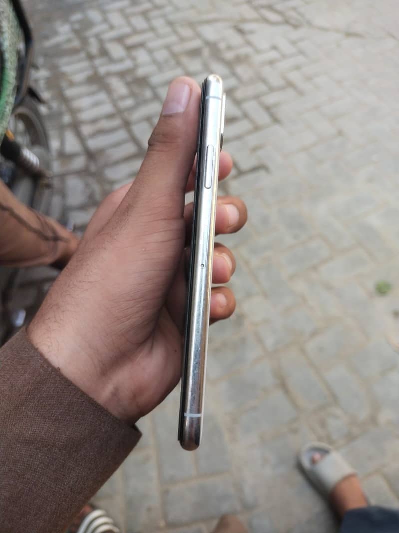 Apple iPhone X 4