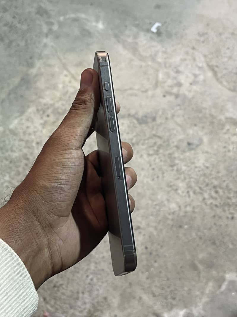 Apple iPhone 15 Pro Max 4