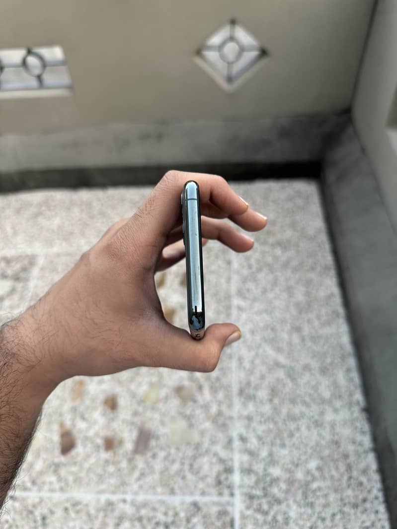 Apple iPhone 11 Pro Max 4