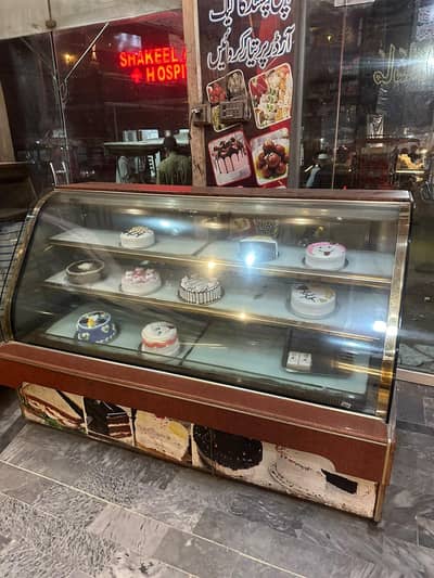 curved-glass refrigerated cake display counter (cake chiller)