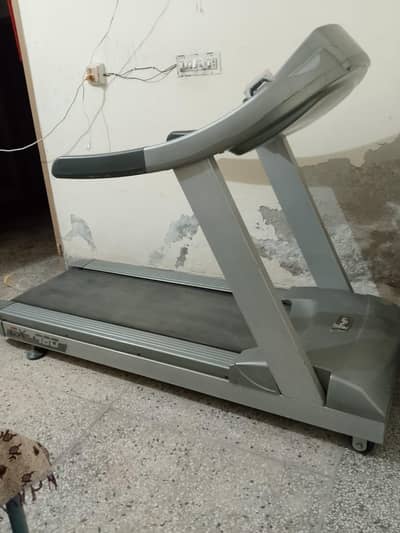 Treadmill for sale big machine commercial use for Gym, good condition.