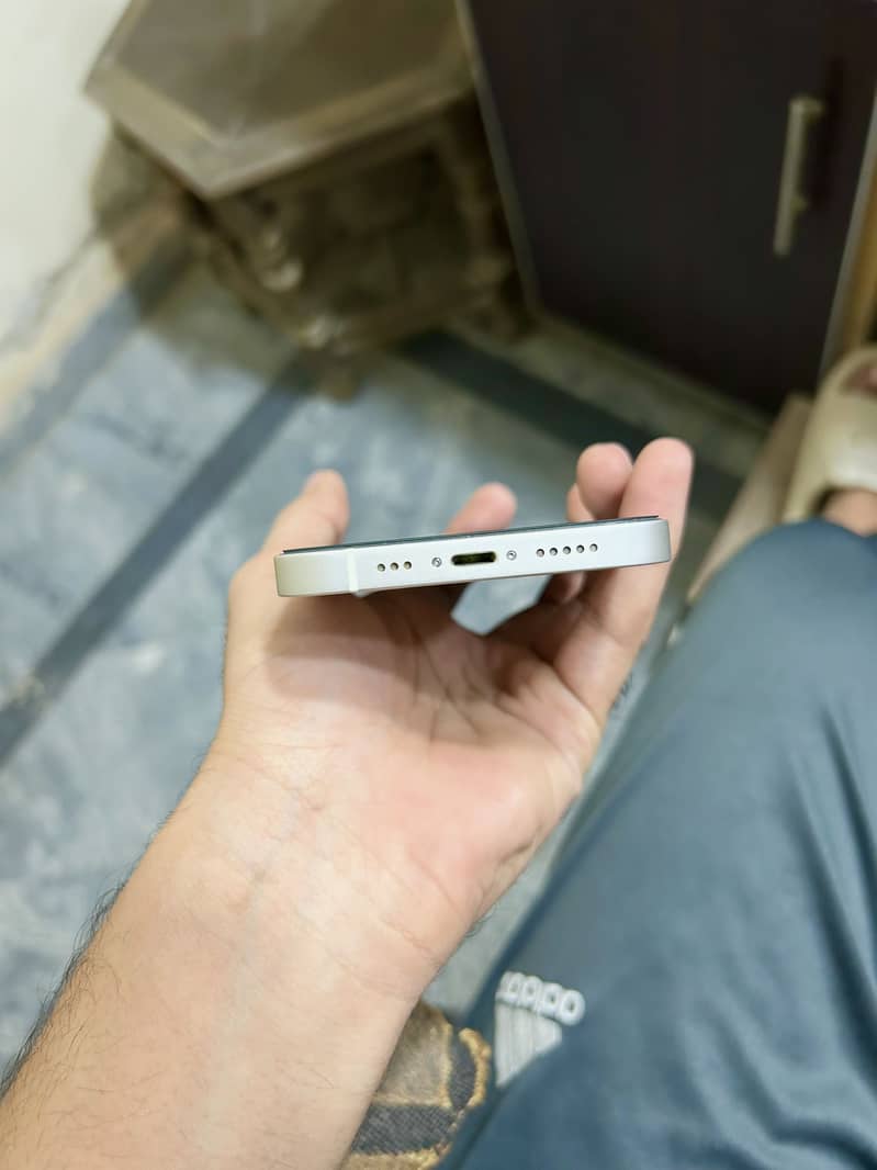 Apple iPhone 13 7