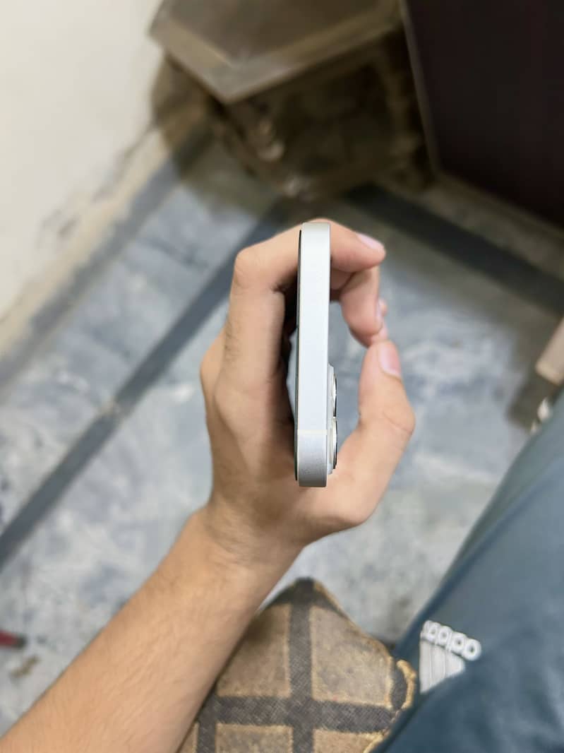 Apple iPhone 13 8